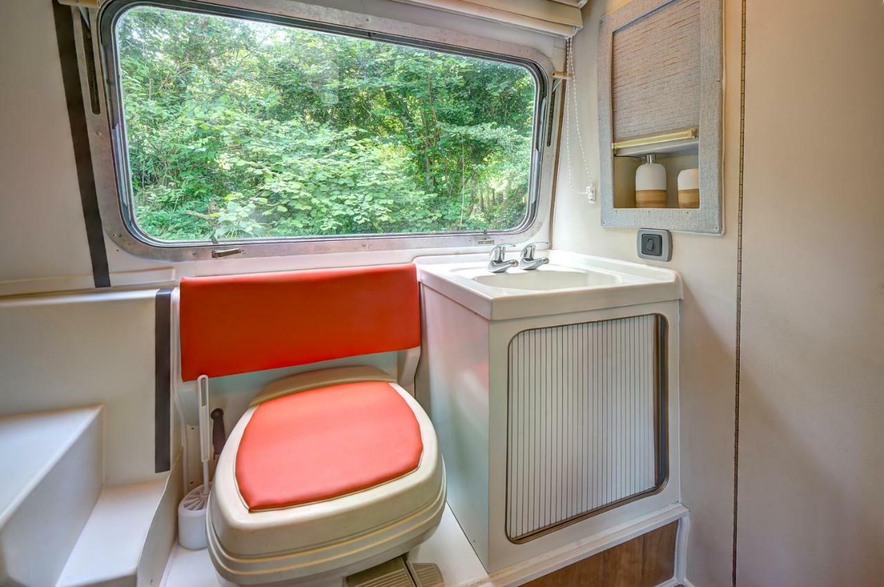 Glamping 1970 American Airstream Motorhome Ponsanooth Екстериор снимка