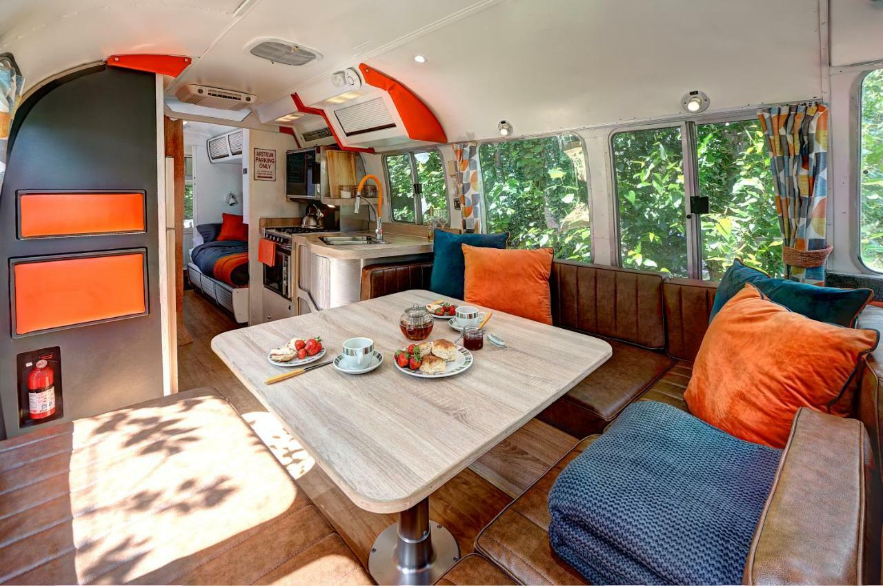 Glamping 1970 American Airstream Motorhome Ponsanooth Екстериор снимка