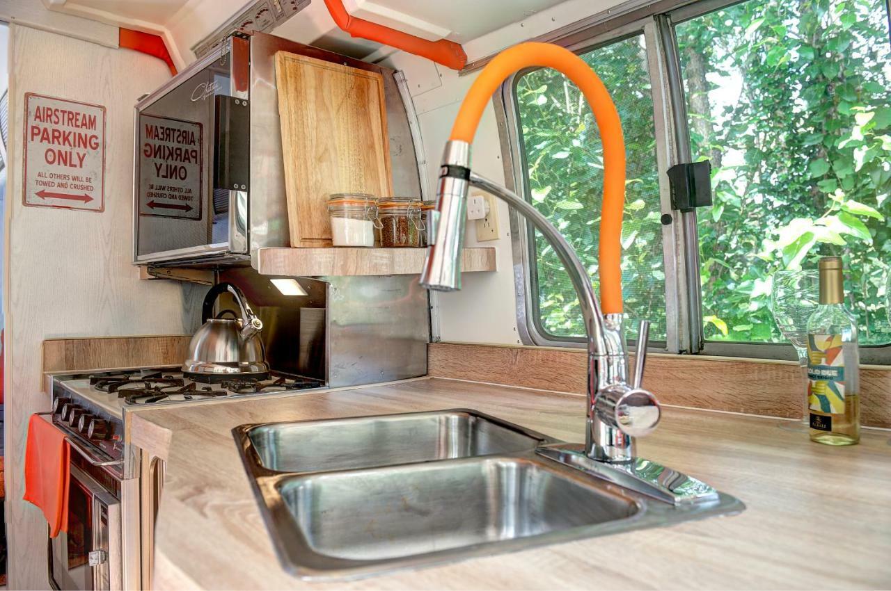 Glamping 1970 American Airstream Motorhome Ponsanooth Екстериор снимка