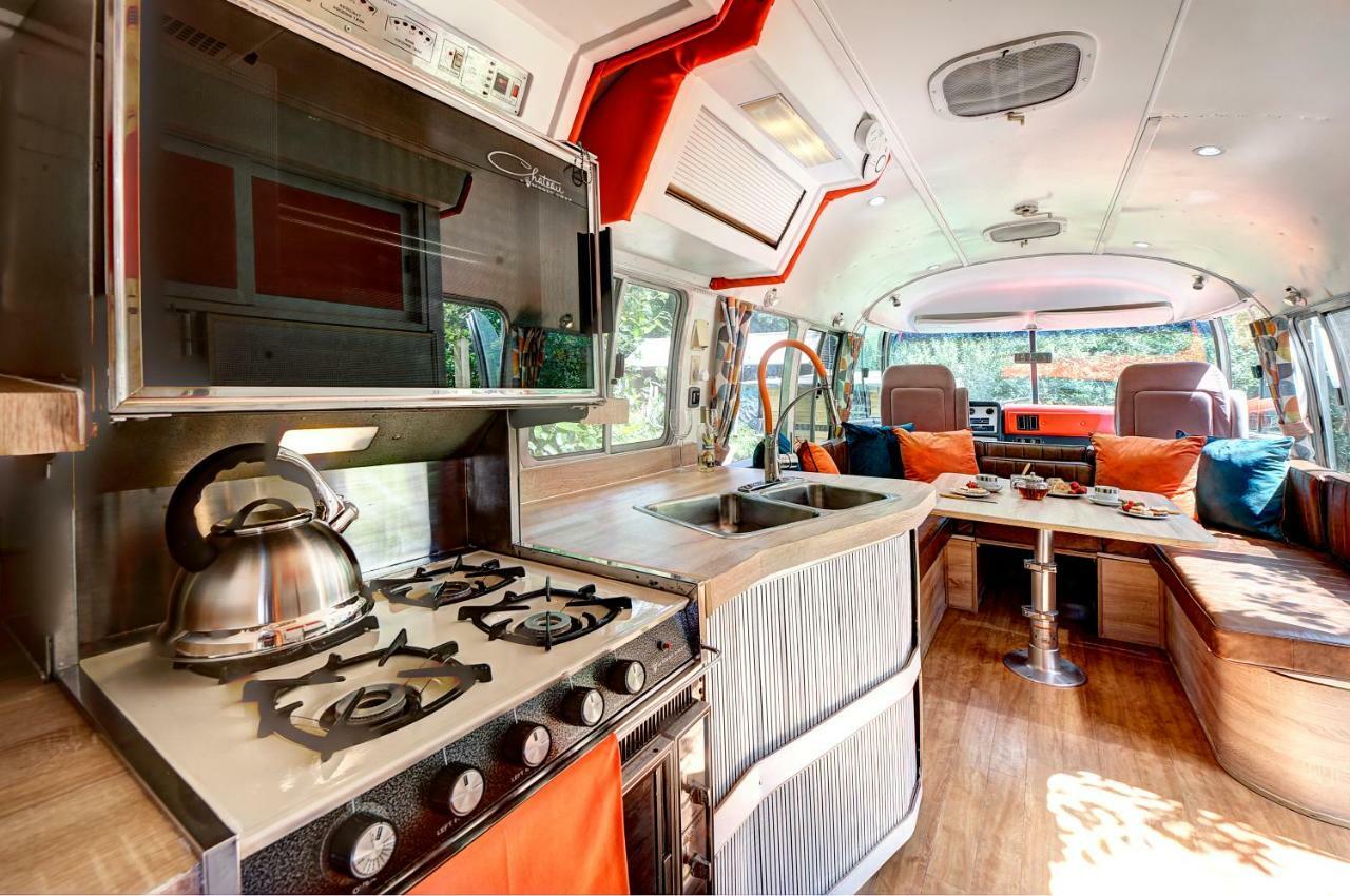 Glamping 1970 American Airstream Motorhome Ponsanooth Екстериор снимка